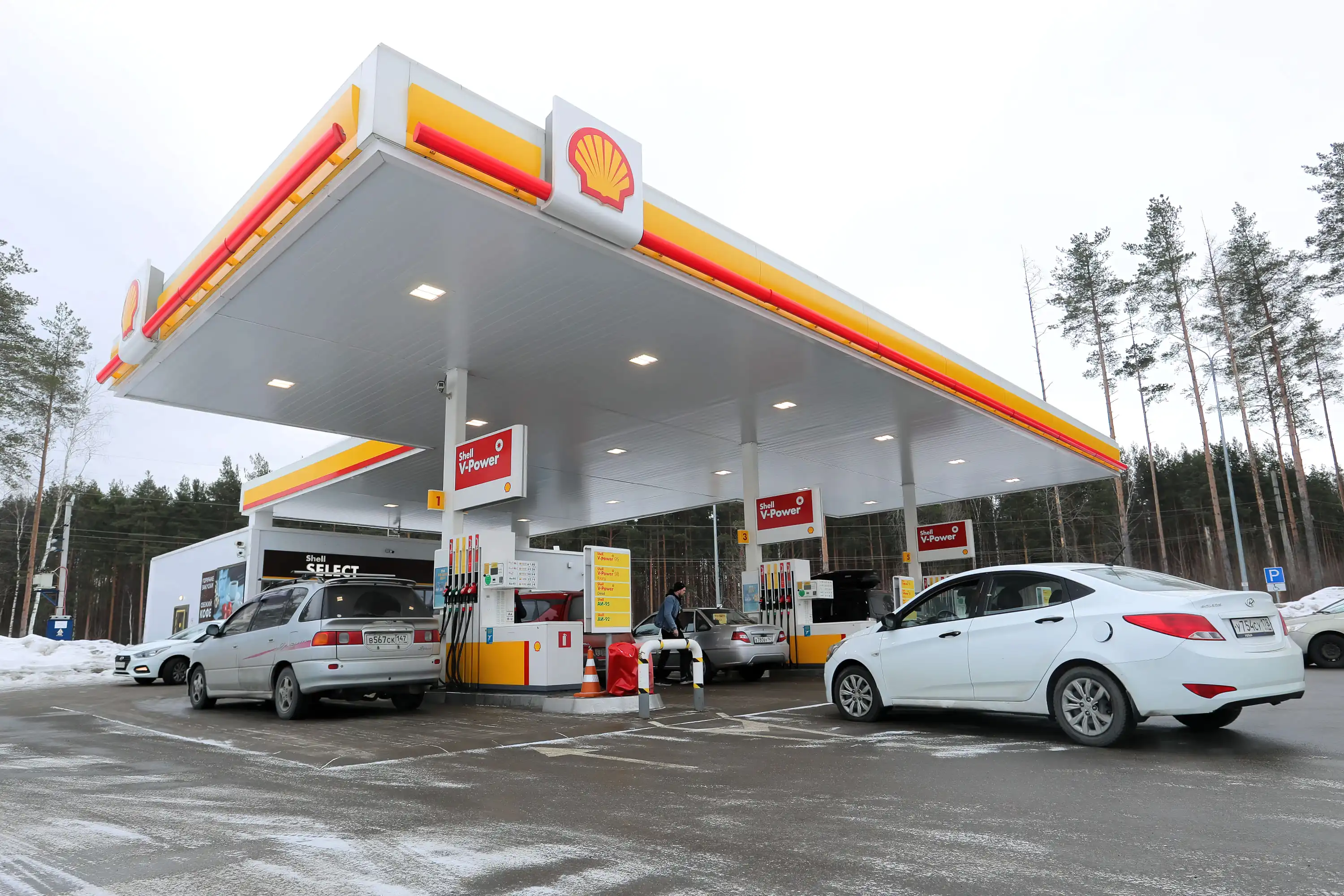 Shell закриває усі заправки в росії