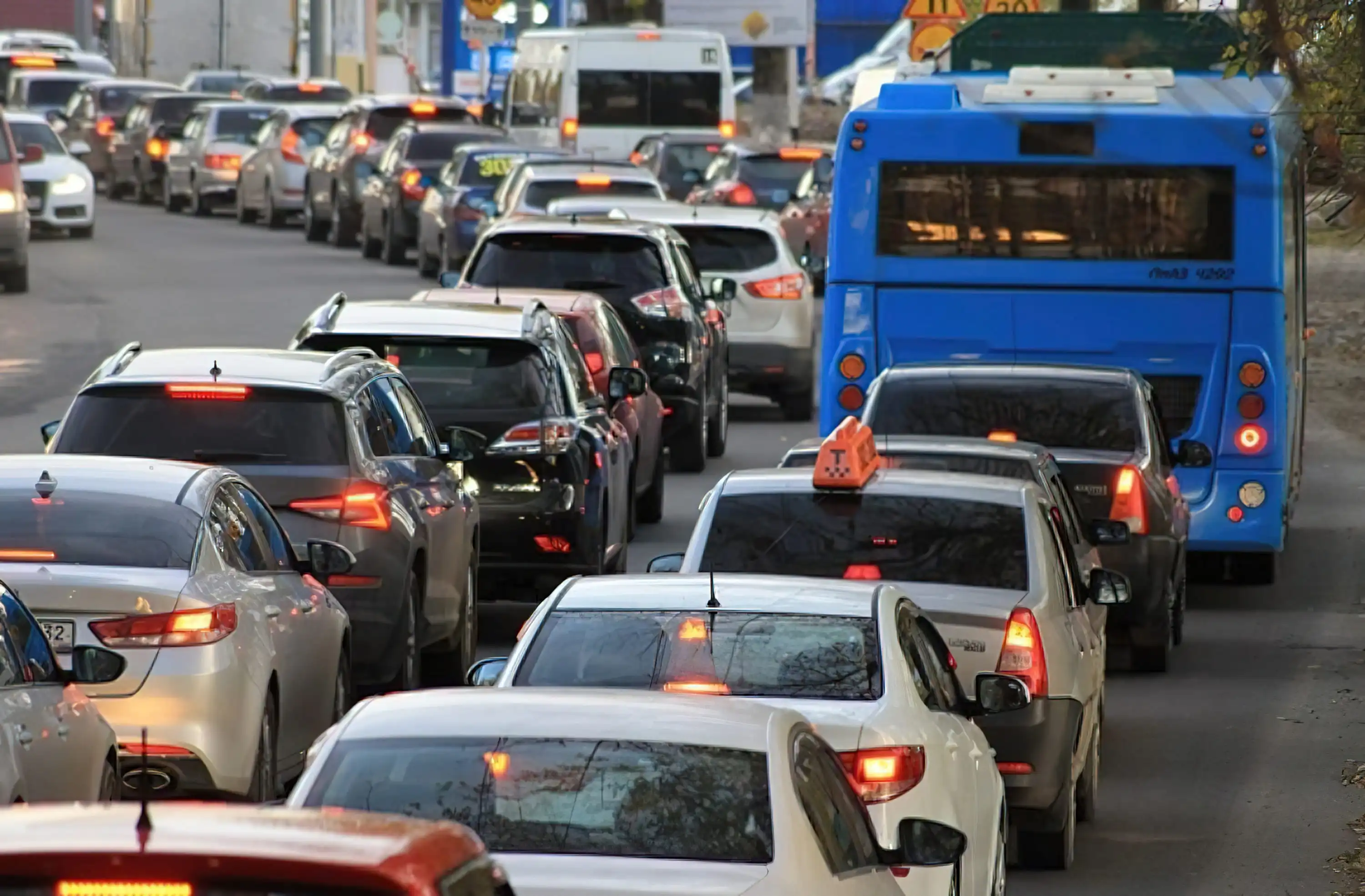 На дороги Києва повернулися пробки – люди їдуть додому