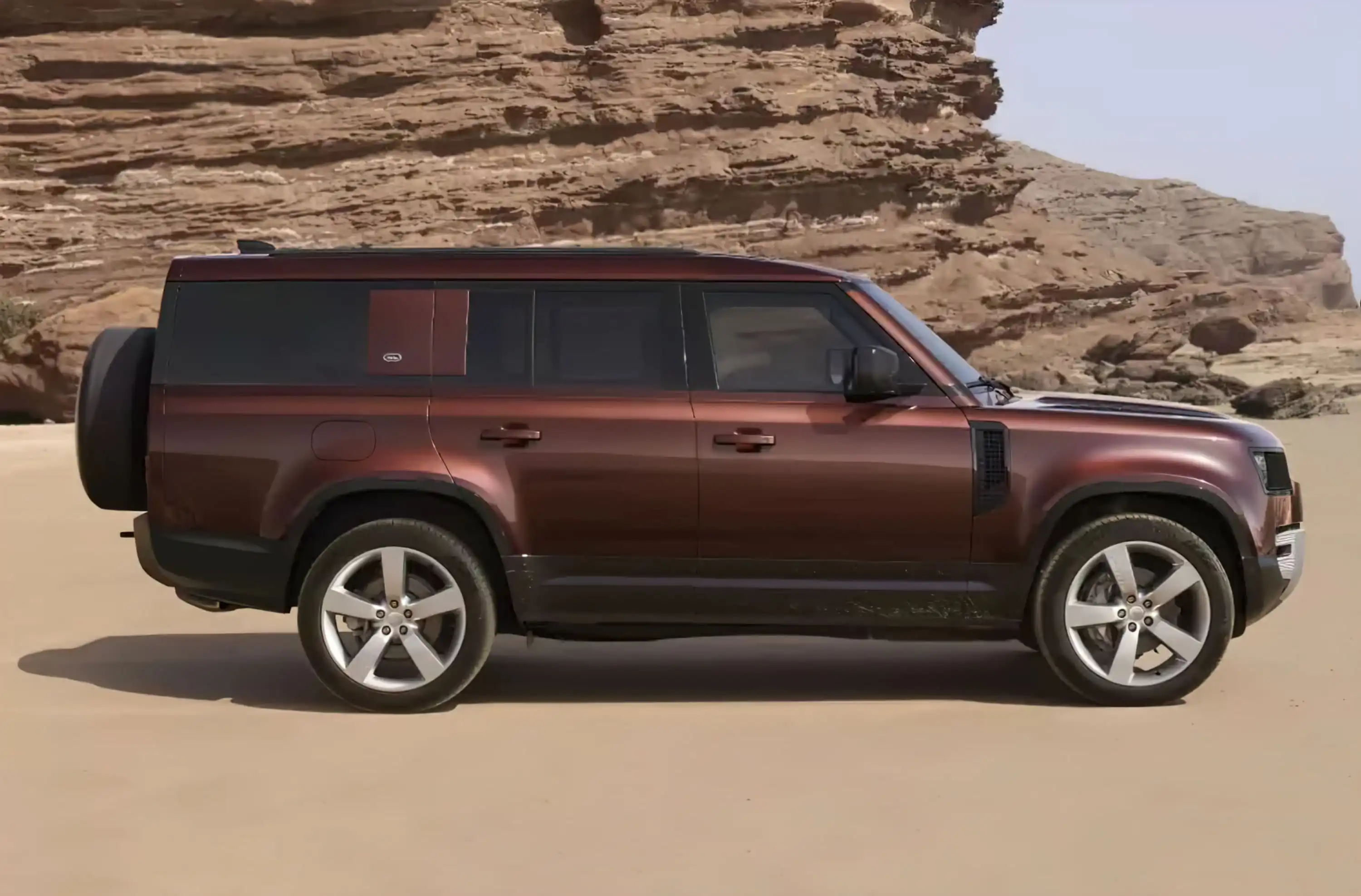 Найбільший Land Rover Defender дебютував без V8