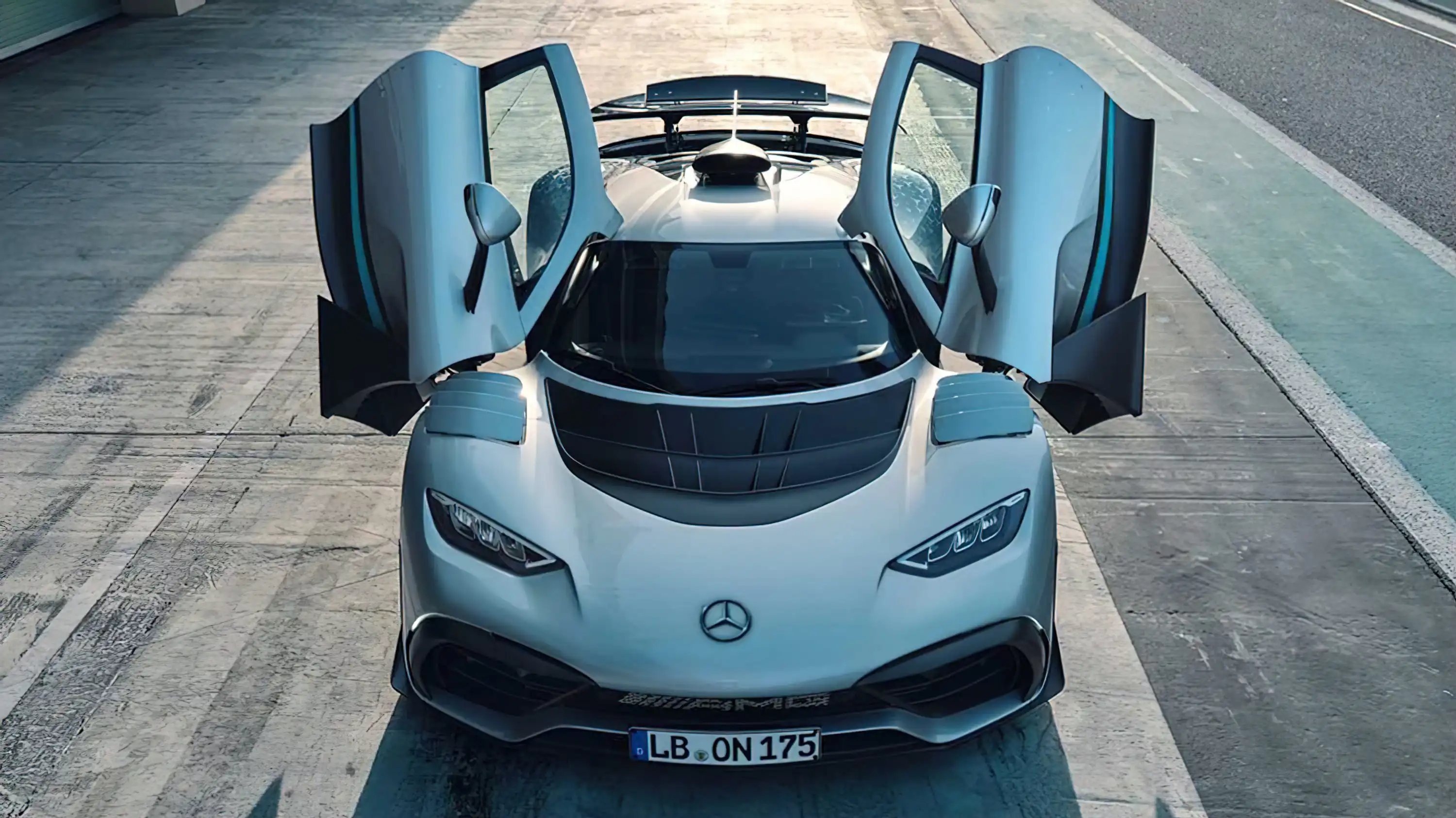 Компанія Mercedes-AMG представила серійний гіперкар Mercedes-AMG One