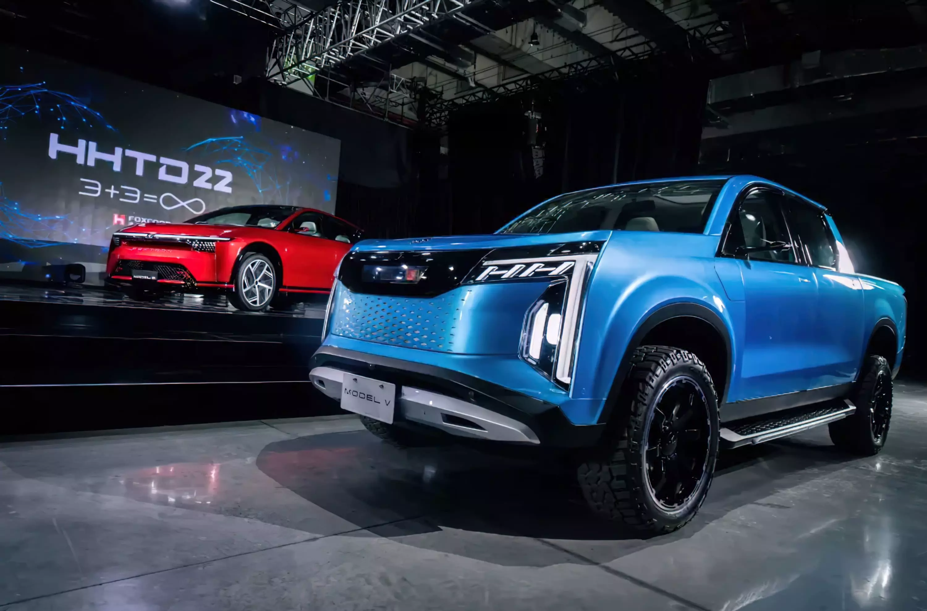 Виробник iPhone представив два власні електрокари