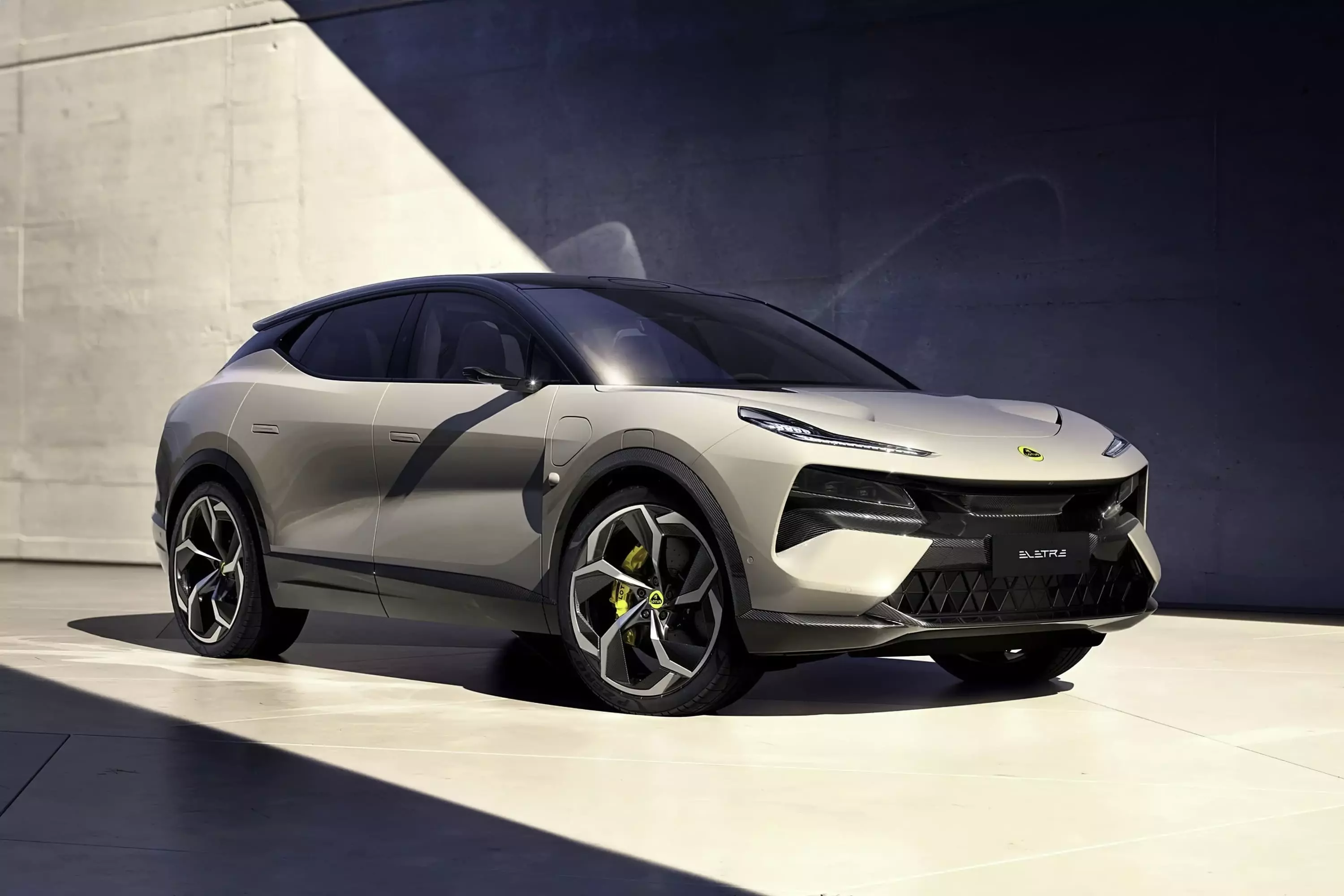 Кросовер Lotus Eletre: точні характеристики та топ-версія R потужністю 918 кінських сил