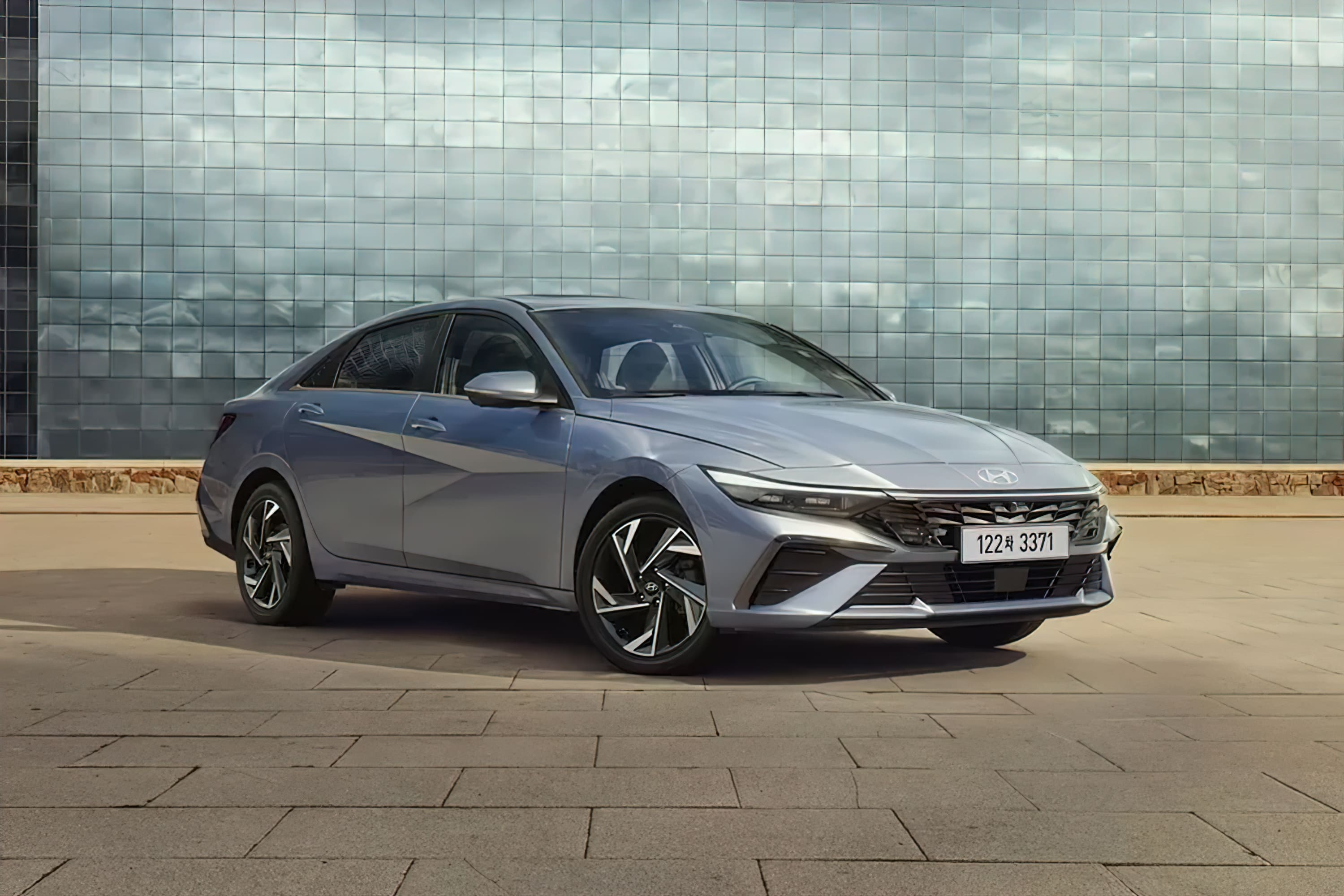 Оновлена Hyundai Elantra виходить на ринок: з колишньою технікою, зате багатше