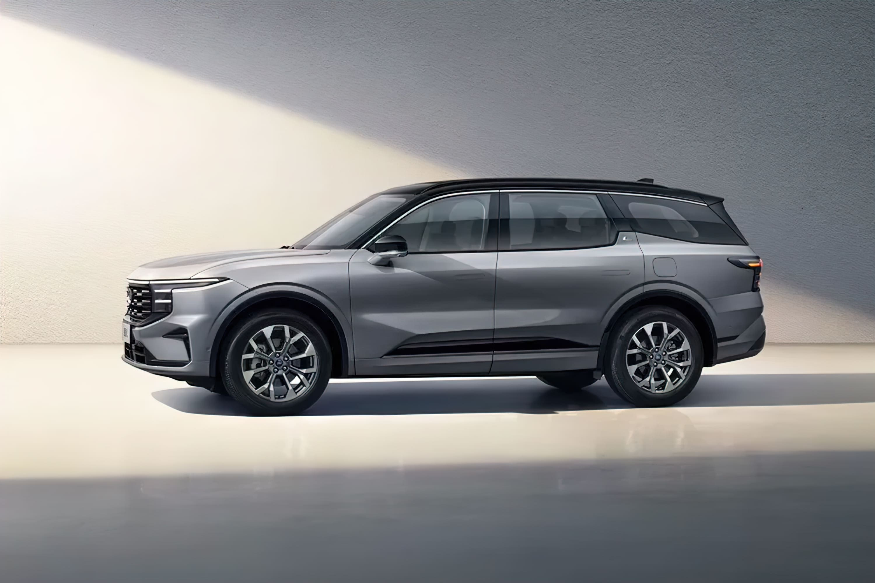 Новий кросовер Ford Edge L виявився дешевшим за конкурента від Toyota