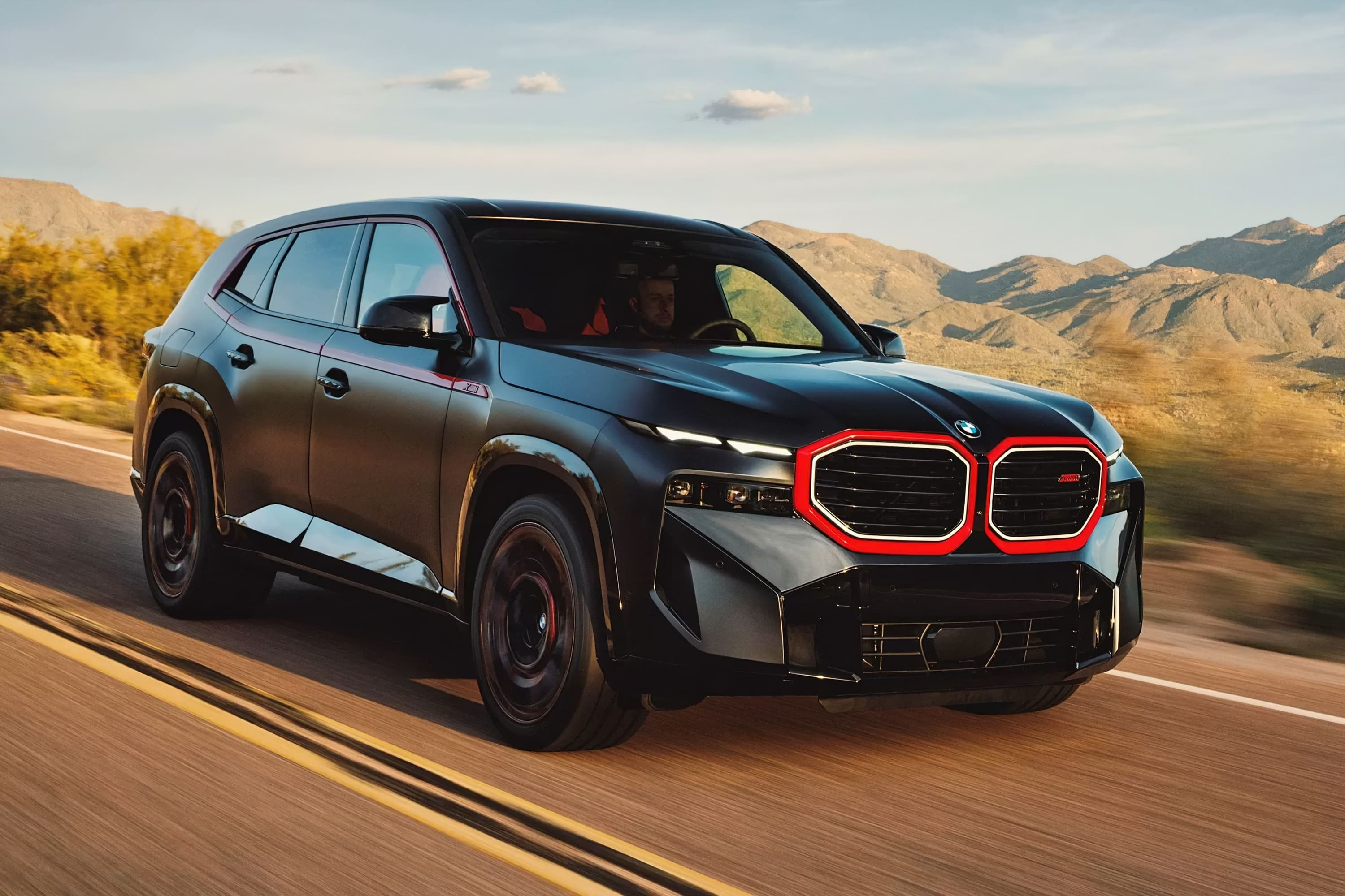 Прем'єра BMW XM Label Red: ще більше потужності та щедрий червоний декор